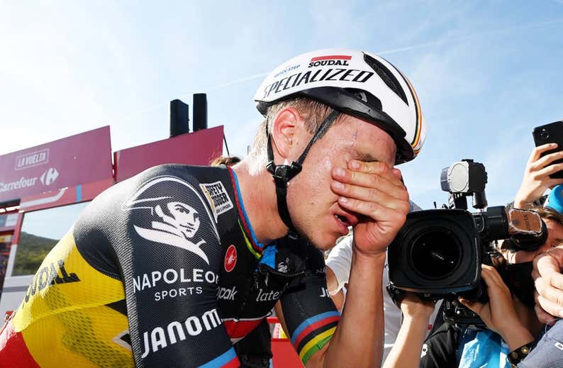 Evenepoel gana y llora en La Vuelta tras la debacle del Aubisque