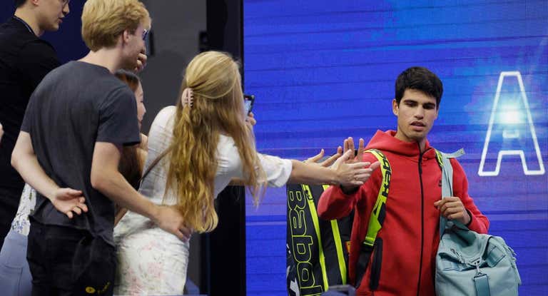Carlos Alcaraz se despide de los aficionados tras su eliminación en el US Open.