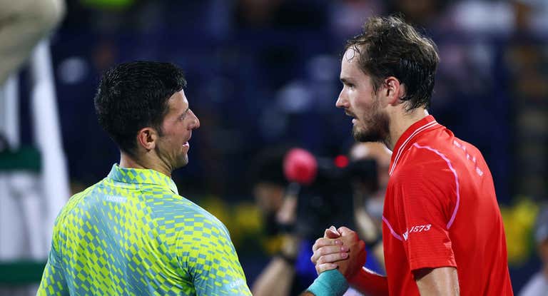 Medvedev y Djokovic se saludan al finalizar el último partido jugado entre ambos, en Dubai, durante el pasado mes de marzo.
