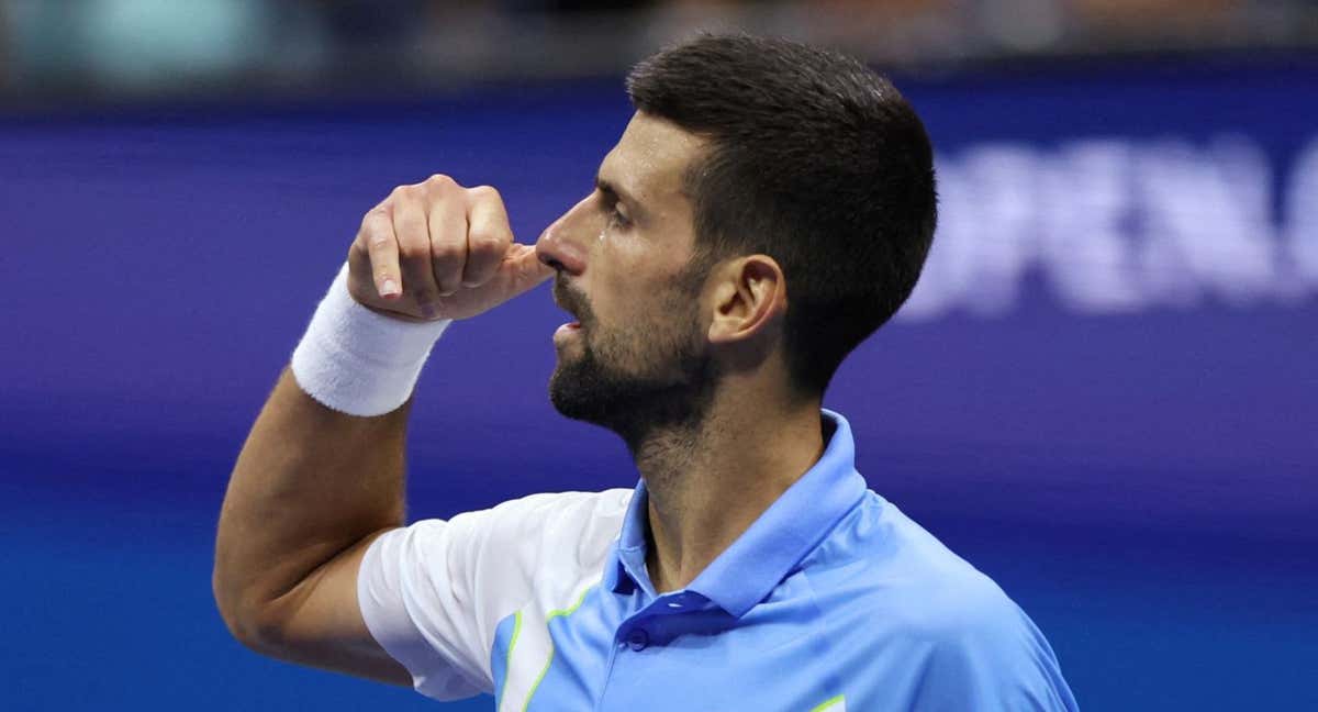 Djokovic hace el gesto del teléfono tras ganar a Ben Shelton en las semifinales del US Open. /MIKE SEGAR/Reuters