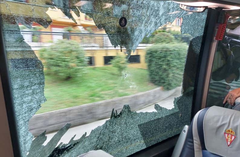 El autobús del Sporting, apedreado a su entrada a Oviedo