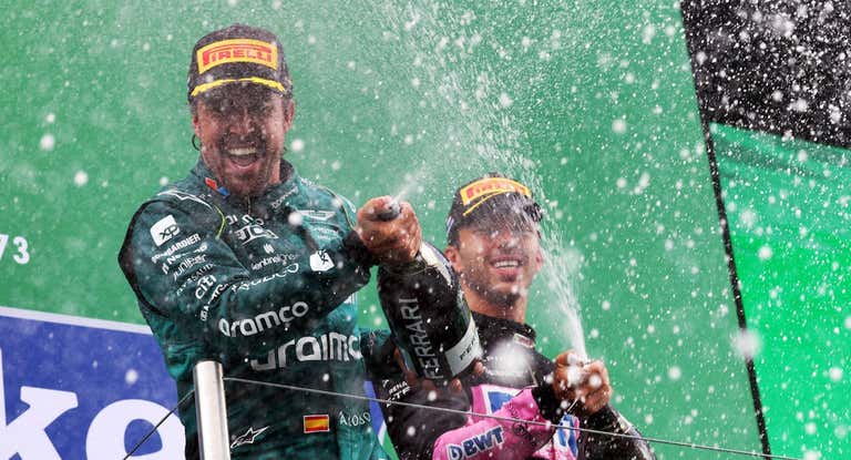 Fernando Alonso y Pierre Gasly celebran un podio reciente.