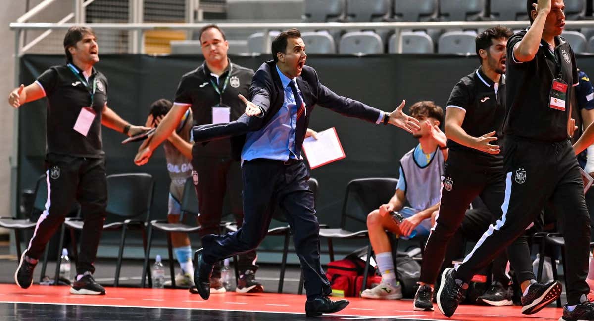 Albert Canillas protesta una decisión arbitral en el Zatika Arena de Porec durante la final del Campeonato de Europa Sub-19.