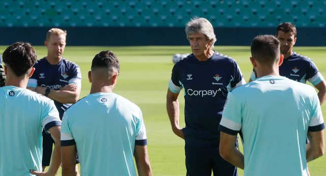 Pellegrini encara al Barcelona con una defensa todavía a medias