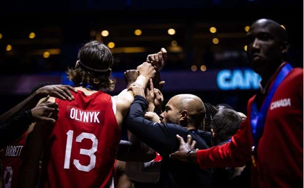 Jordi Fernández celebra la medalla con Canadá.  FIBA