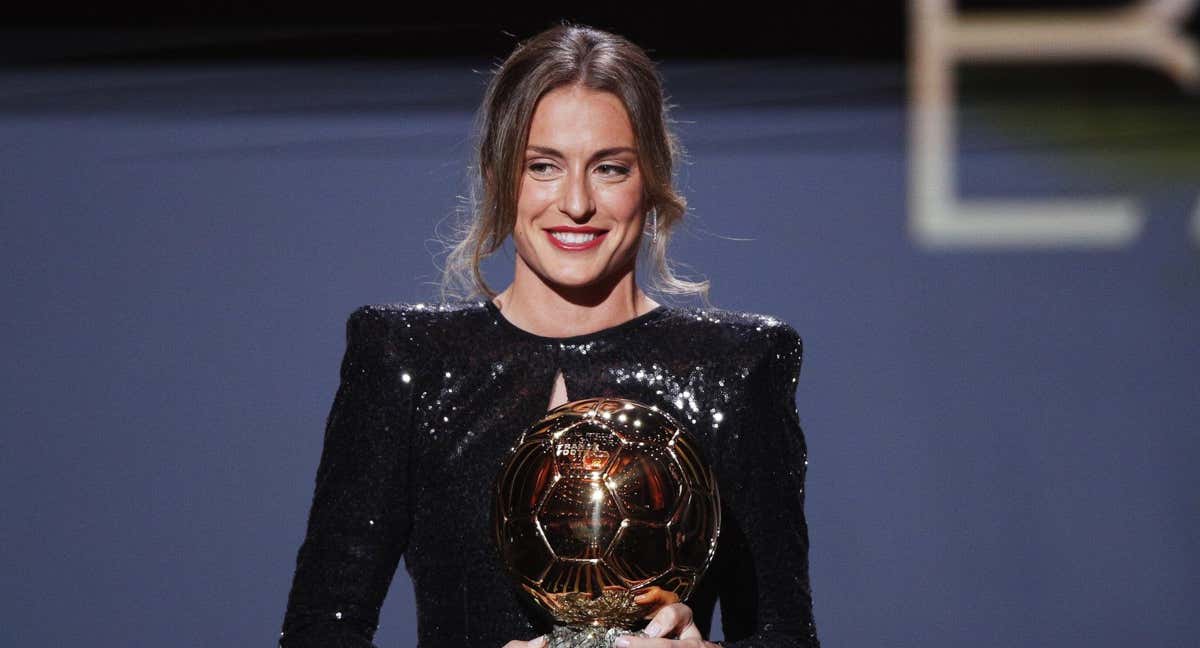 Alexia Putellas con su primer Balón de Oro. /EFE
