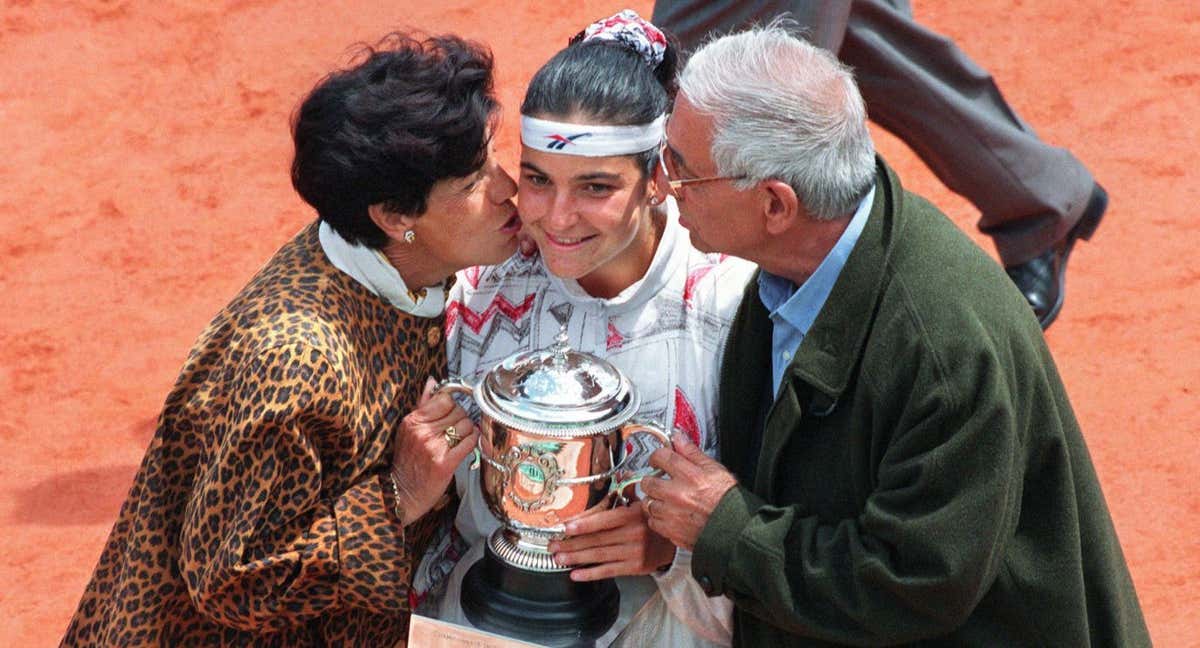 Arantxa Sánchez-Vicario, junto a sus padres tras ganar el título de Roland Garros en 1994. /AFP PHOTO / JOEL ROBINE