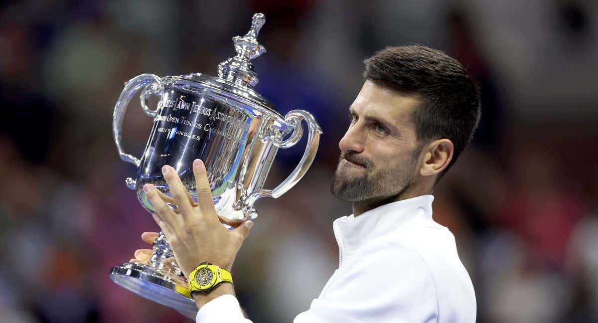 Novak Djokovic, con su trofeo tras ganar la final del US Open 2023./Getty Images