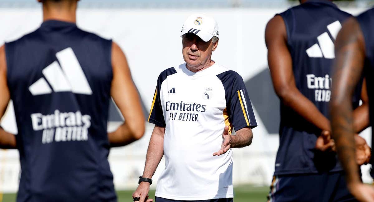 Carlo Ancelotti dando una charla a sus jugadores.