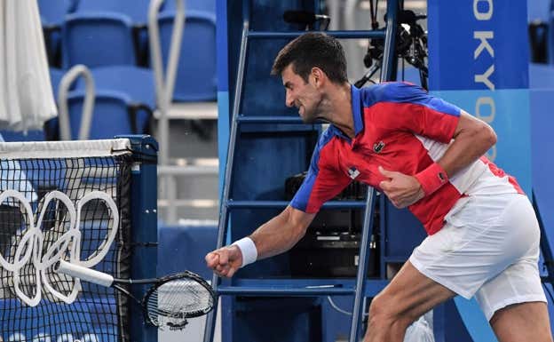 Novak Djokovic estampa su raqueta durante el partido por el bronce en Tokio 2020.  Tiziana FABI / AFP
