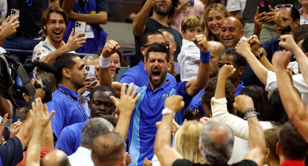 Novak Djokovic celebra en la pista Arthur Ashe el título del US Open. /AFP
