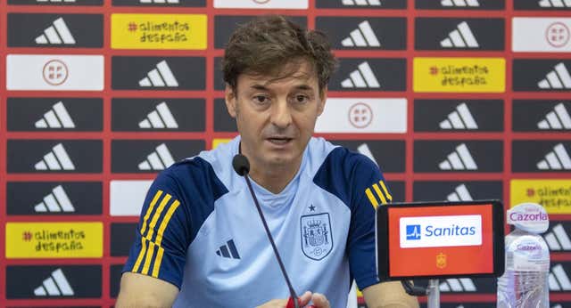 Santi Denia saca pecho en mitad de la tormenta: «Tenemos la mejor Federación del mundo»