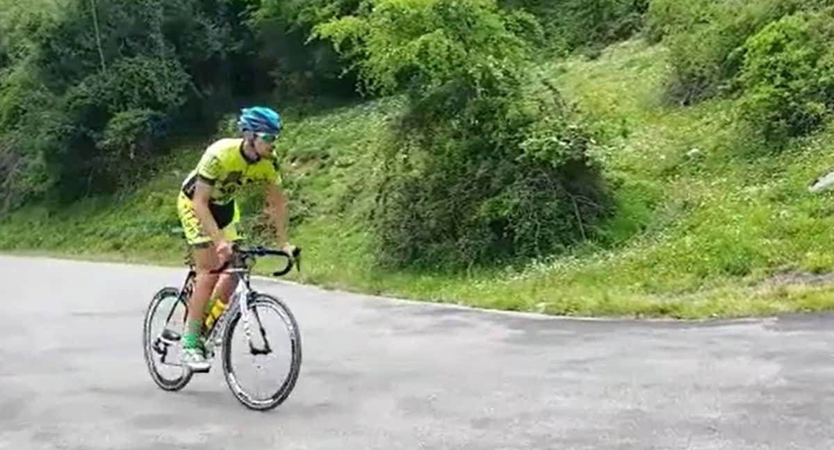 Iván Muñoz, en la ascensión al Angliru grabada por su madre, Mariví.