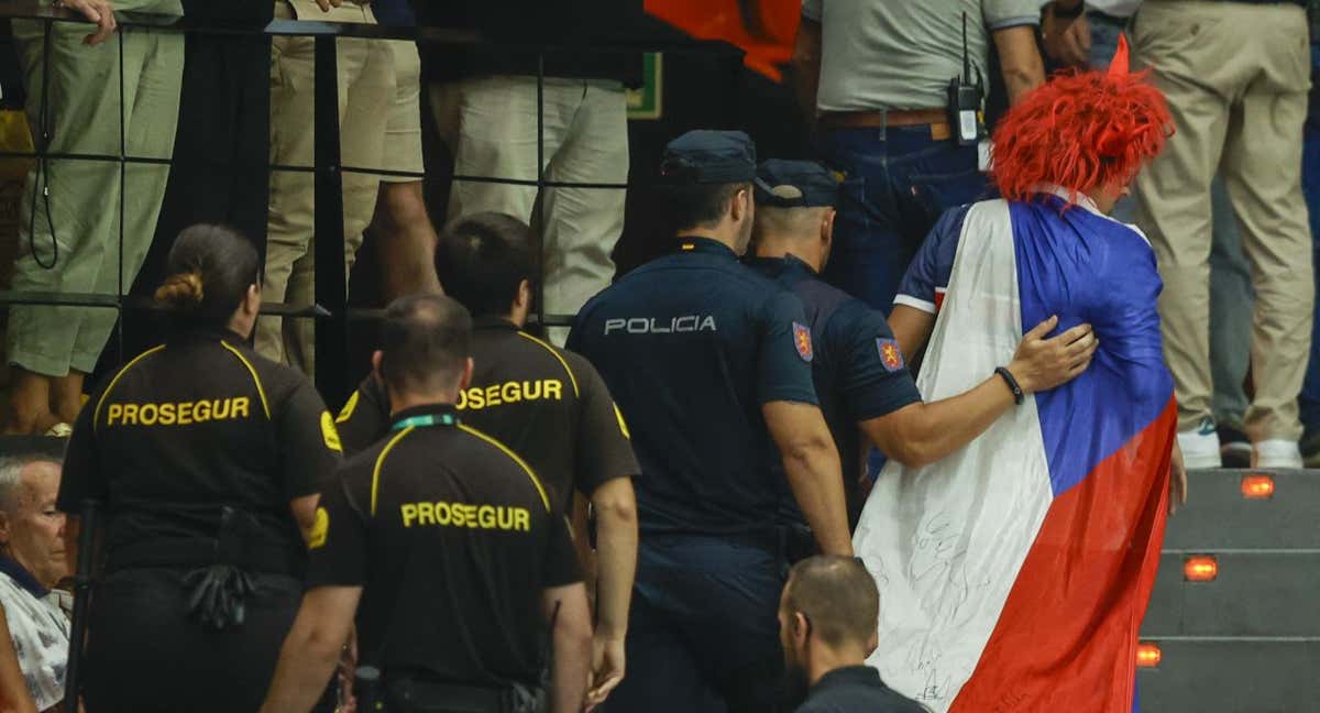 El aficionado checo abandona las gradas de la Fonteta escoltado por agentes de la Policía. /EFE/ Kai Forsterling