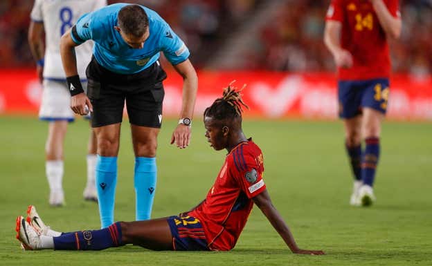 Instantes antes del descanso, Nico Williams se fue al suelo lesionado. EFE