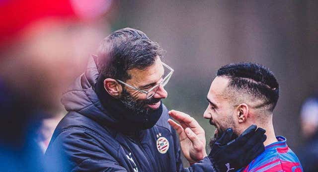 «Hace tres años estaba muerto para el fútbol»… y ahora hasta Van Nistelrooy le felicita