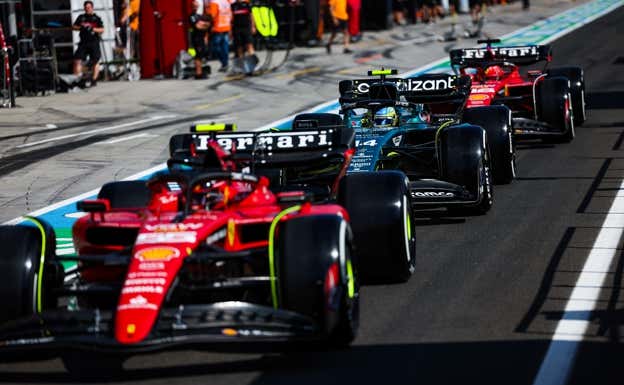 Los dos Ferrari y Fernando Alonso, en el pitlane de Monza.  EP