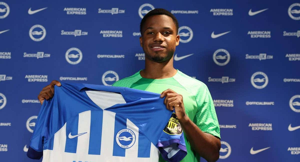 Ansu Fati posa con la camiseta del Brighton./@GettyImages