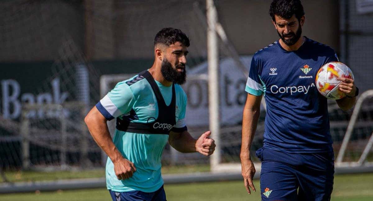 Nabil Fekir junto a Manuel Alcantarilla, fisioterapeuta del Betis./ABC