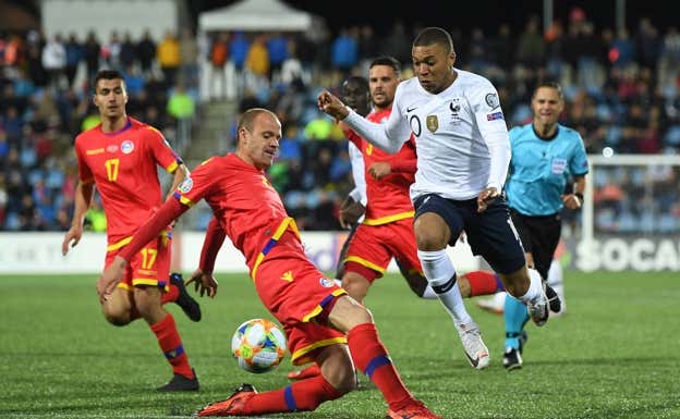 Lima trata de frenar a Kylian Mbappé. GETTY