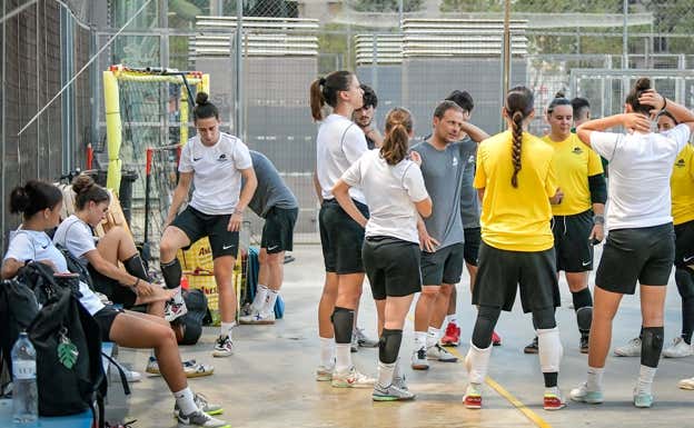 Entrenamiento al aire libre en pleno verano del único equipo catalán en la Primera Futsal Iberdrola.