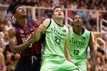 Cúmulo de despropósitos en el Baskonia-Bilbao: empieza tarde por un accidente y se suspende... ¡por humedad!