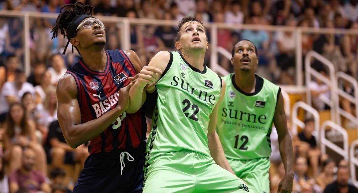 Chima Moneke y Xavi Rabaseda, en una acción./Baskonia