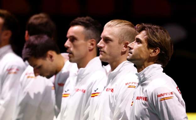 Ferrer, junto a los jugadores convocados antes de la serie ante Serbia.  Oscar J. Barroso / Afp