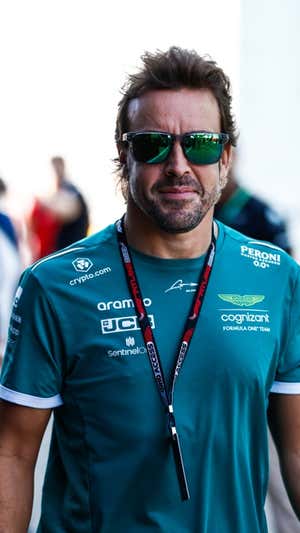Fernando Alonso sonríe durante una carrera de la F1 2023.  Aston Martin