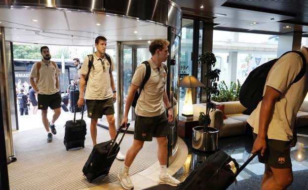 La llegada del Barça al hotel en Murcia.  ACB MEDIA/RAISA POZO