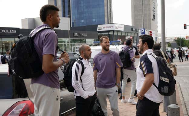 La llegada del Real Madrid al hotel en Murcia.  ACB MEDIA/RAISA POZO