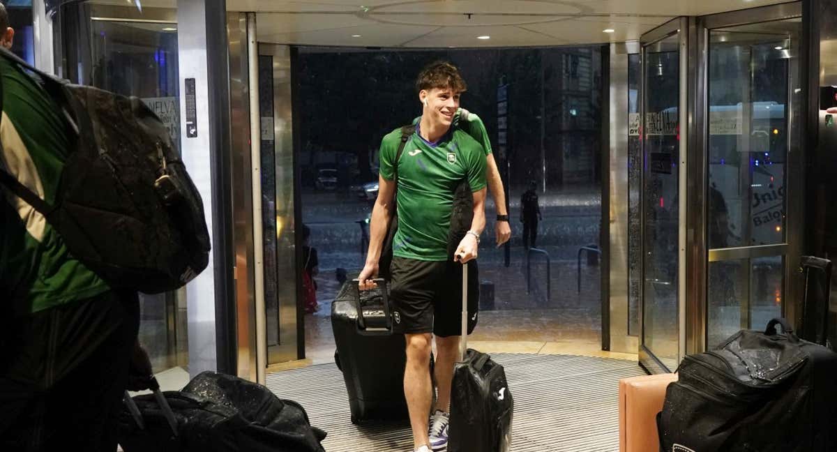 Mario Saint-Supery llega al hotel de Murcia junto a la expedición de Unicaja, en mitad de la tormenta. /ACB MEDIA/RAISA POZO