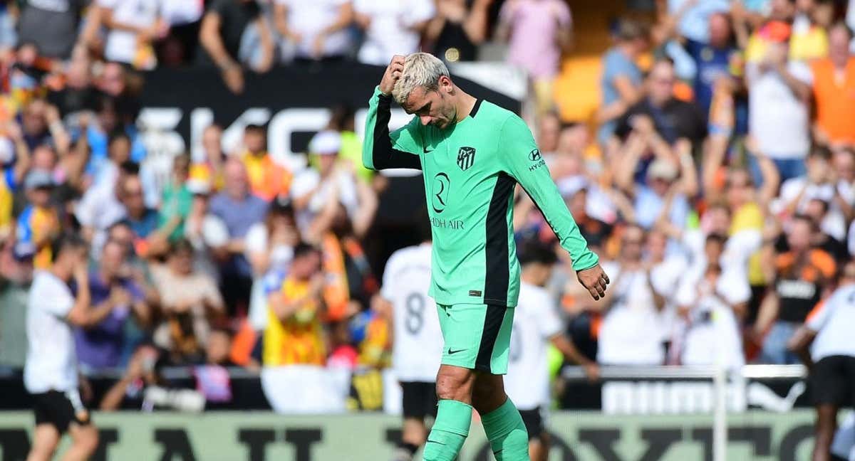 Griezmann se echaba la mano a la cabeza tras uno de los goles que endosó el Valencia al Atlético de Madrid en Mestalla.