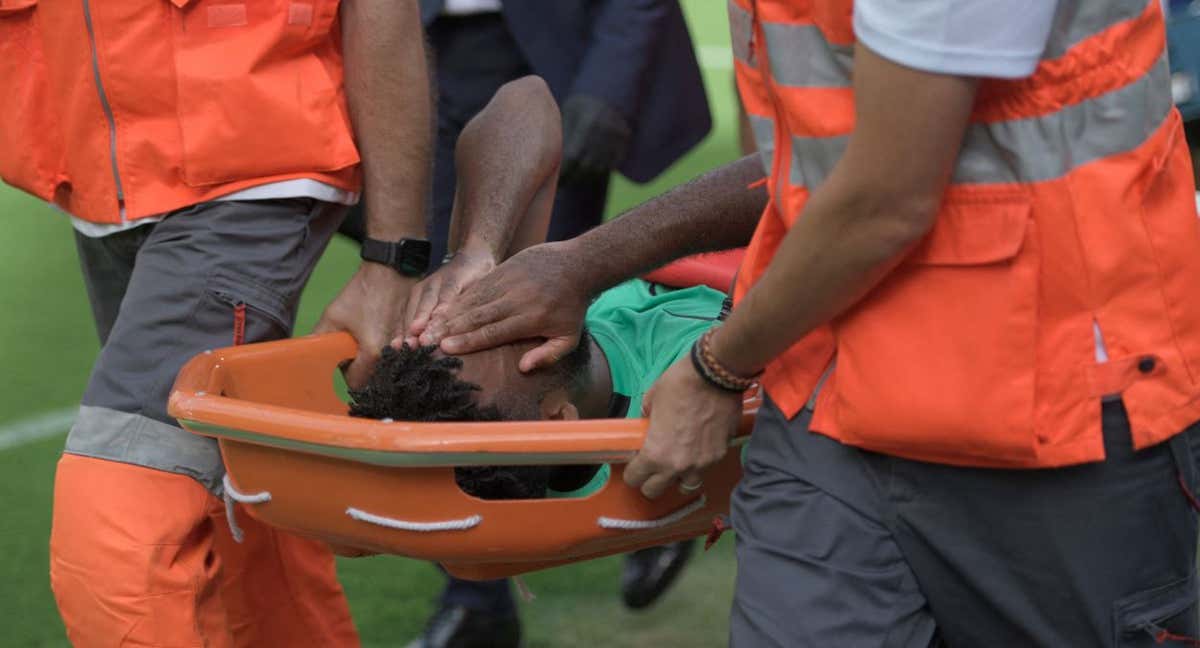 Lemar abandonando el césped entre lágrimas. /REUTERS