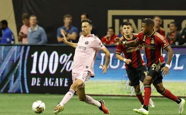 Busquets jugando sobre el césped artificial del Mercedez-Benz Stadium. REUETERS