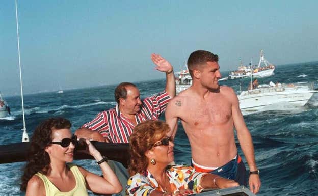 Jesús Gil, con Vieri y su mujer, Mari Ángeles, y su hija, Miriam, en Marbella en el verano del 98.  EFE