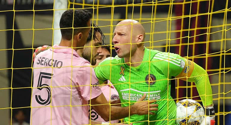 Busquets habla con Guzan tras un gol de Inter Miami.