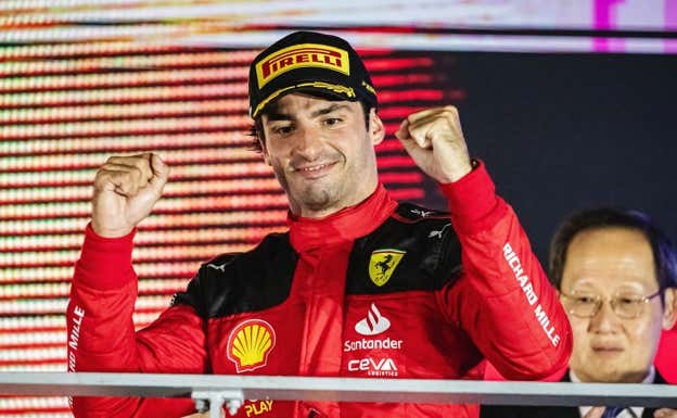Carlos Sainz celebra su segunda victoria en F1 en Singapur.  EFE
