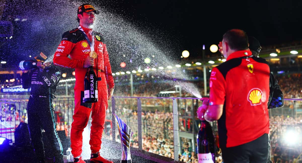 Carlos Sainz celebra su segunda victoria en F1 en el podio de Singapur. /Getty Images