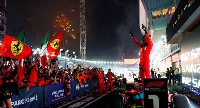 Un imperial Sainz domina con inteligencia el GP de Singapur y rompe la racha histórica de Red Bull