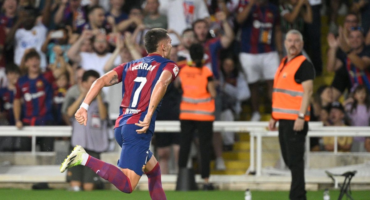 Ferran celebra su gol de falta contra el Betis.
