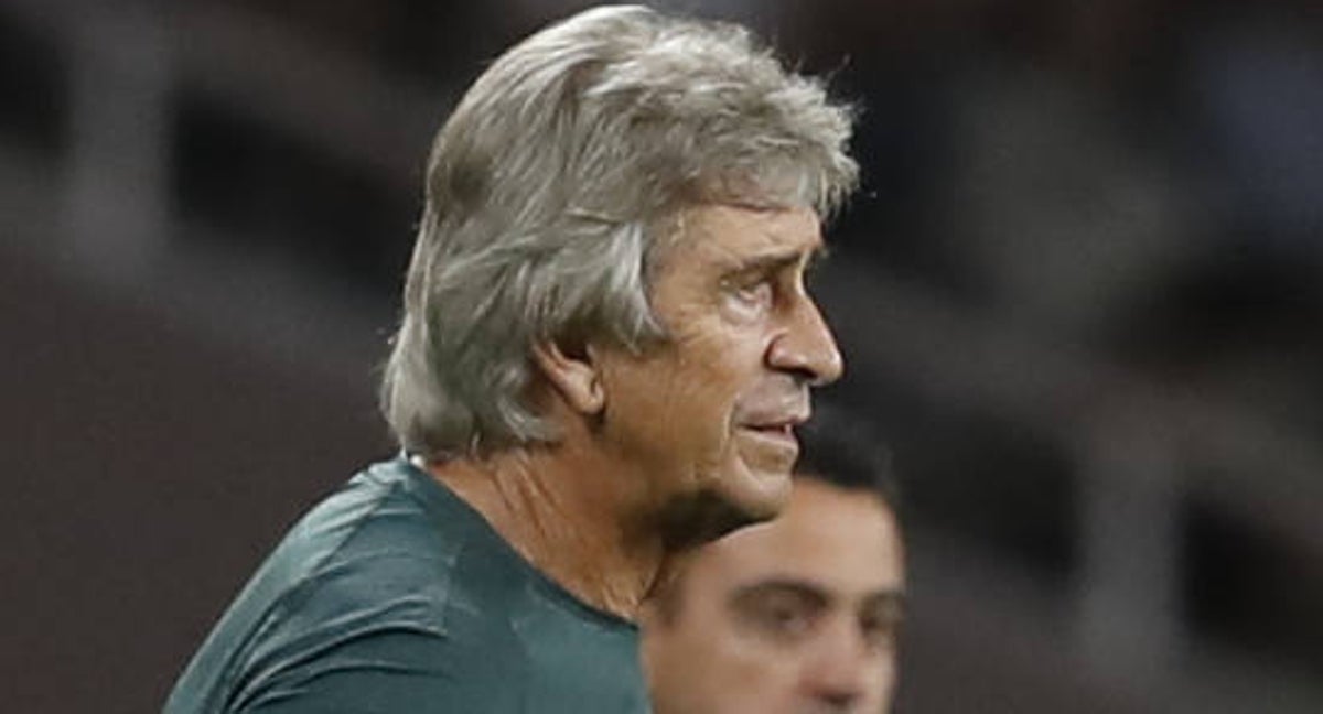 Manuel Pellegrini observa el partido ante el Barcelona desde el área técnica.