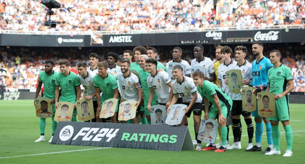 Jugadores del Valencia y Atlético de Madrid con sus respectivas cartas del FC24./REUTERS/PABLO MORANO