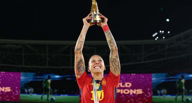 Jenni Hermoso levanta el trofeo del Mundial.