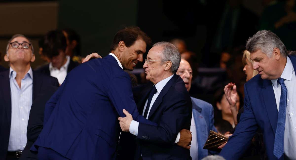 Rafael Nadal y Florentino Pérez se saludan en el palco del Bernabéu durante el partido entre el Real Madrid y la Real Sociedad.
