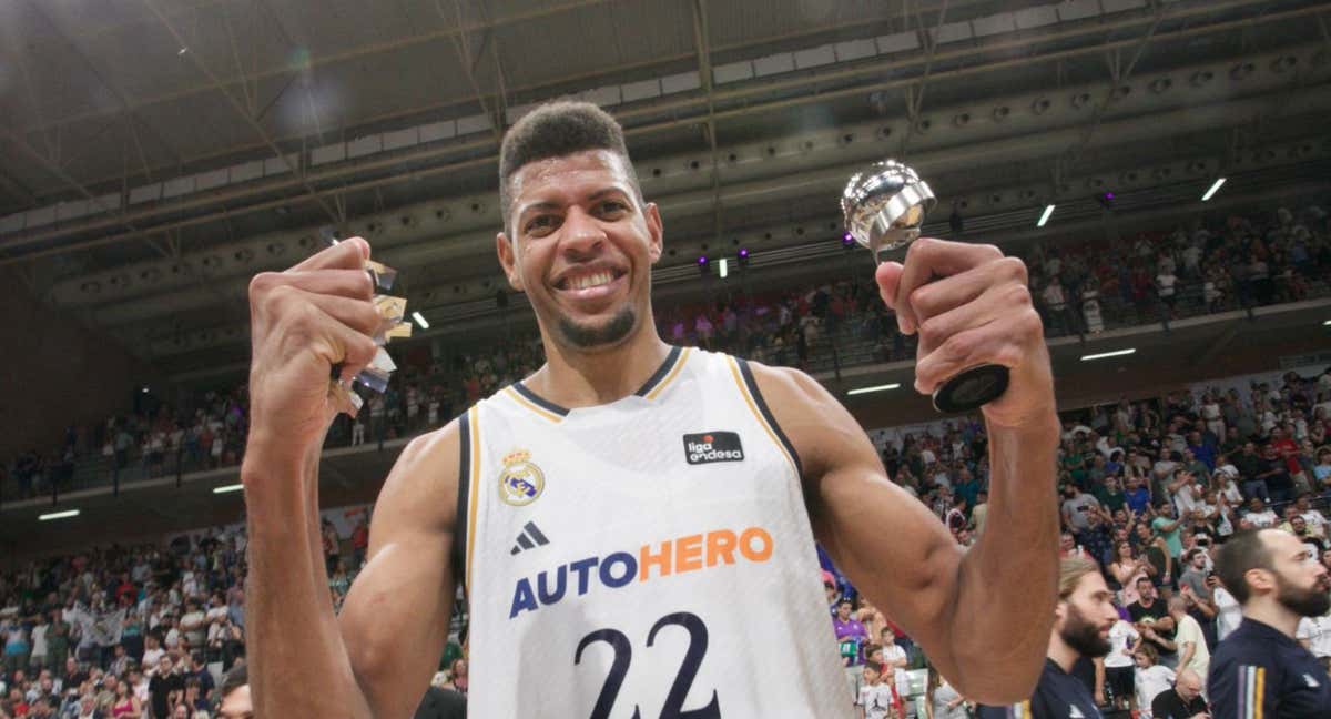 Edy Tavares celebra el título de la Supercopa en Murcia. /EFE/Juan Carlos Caval