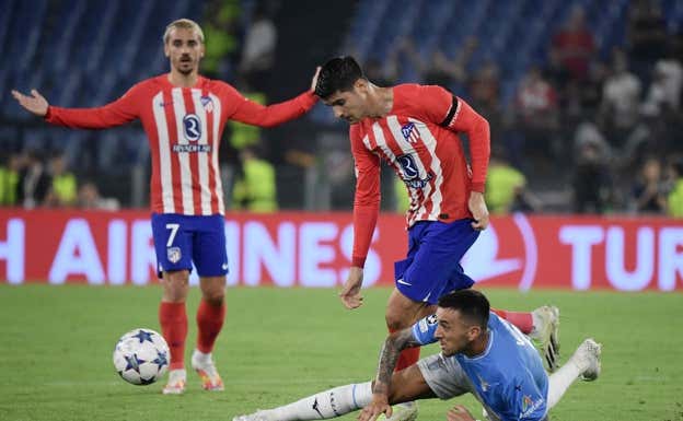 Griezmann pedía falta a Morata en el Olímpico de Roma. AFP
