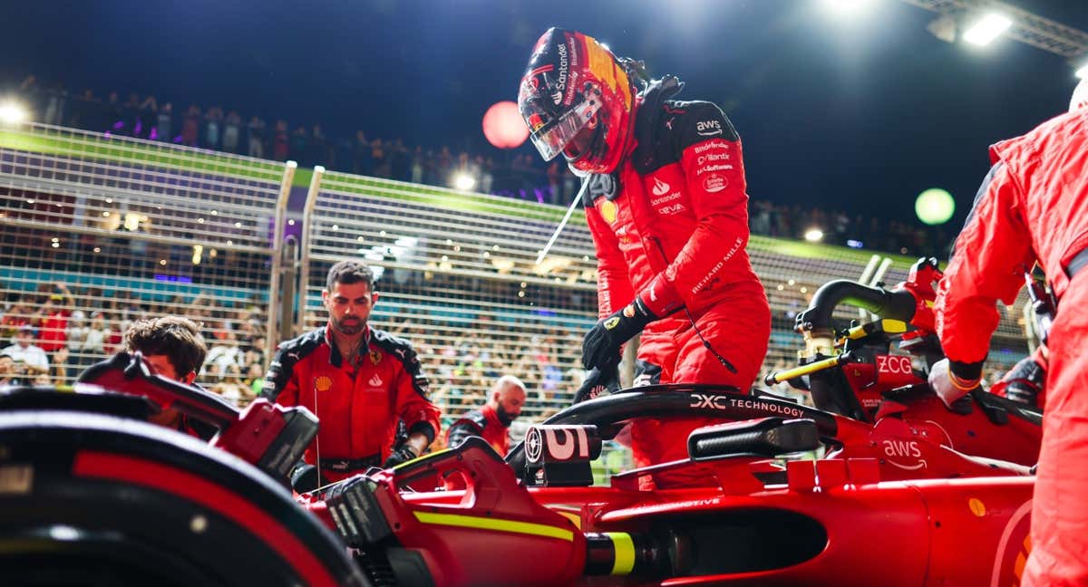 Carlos Sainz entra al Ferrari SF-23 en el GP de Singapur 2023 de F1./EP