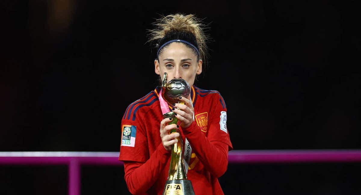 Esther dándole un beso a la copa del mundo./