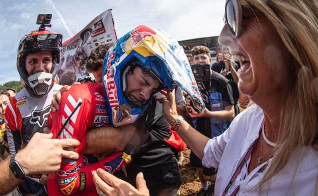 Jorge Prado celebra su primer Mundial de MXGP en Italia con sus padres. Juan Pablo Acevedo